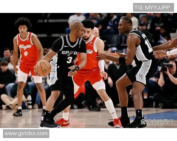马刺与灰熊激战正酣NBA赛场精彩瞬间回顾与分析