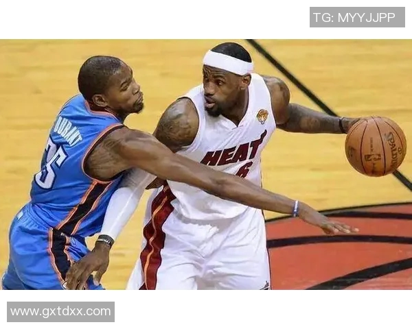 勇士与雷霆精彩对决回放分析赛场亮点与球员表现全景回顾